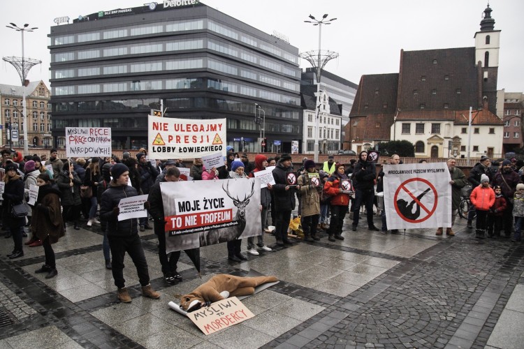 Wrocław: obrońcy zwierząt protestowali przeciwko „Rzeczpospolitej Myśliwskiej” [ZDJĘCIA], Magda Pasiewicz